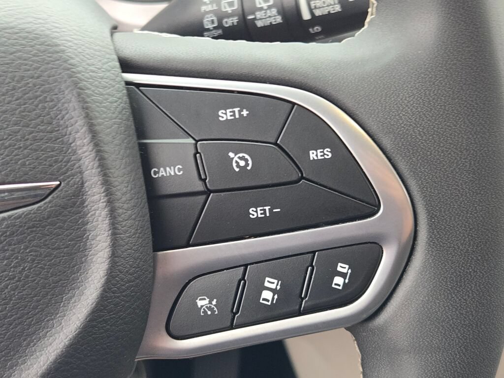Certified 2024 Chrysler Pacifica Limited FWD image 32