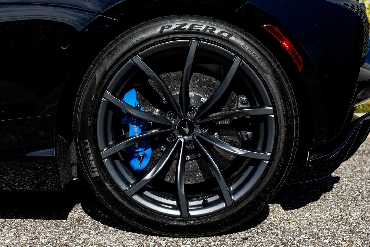 Used 2023 McLaren Artura RWD image 19
