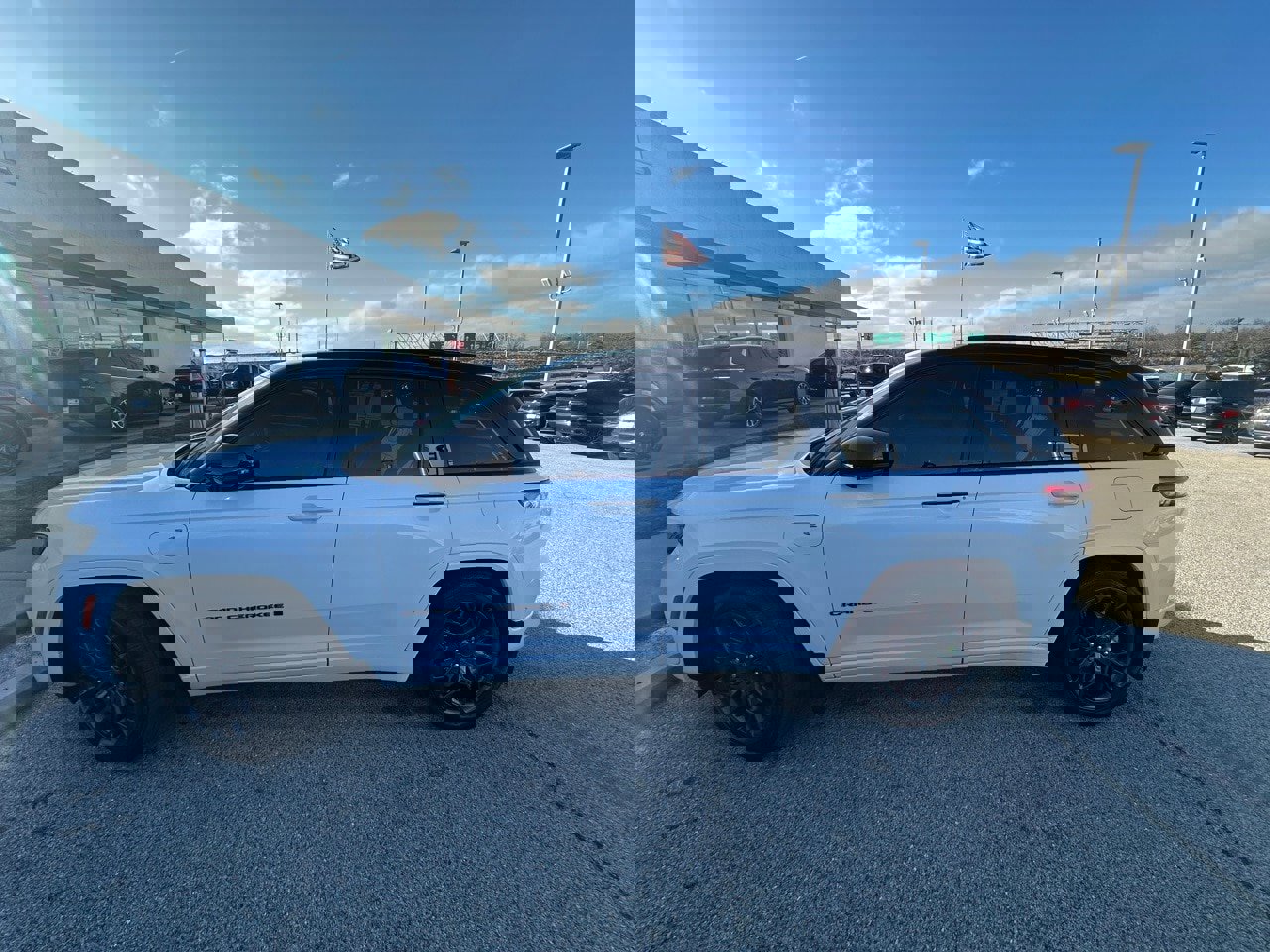 Used 2024 Jeep Grand Cherokee Summit image 8