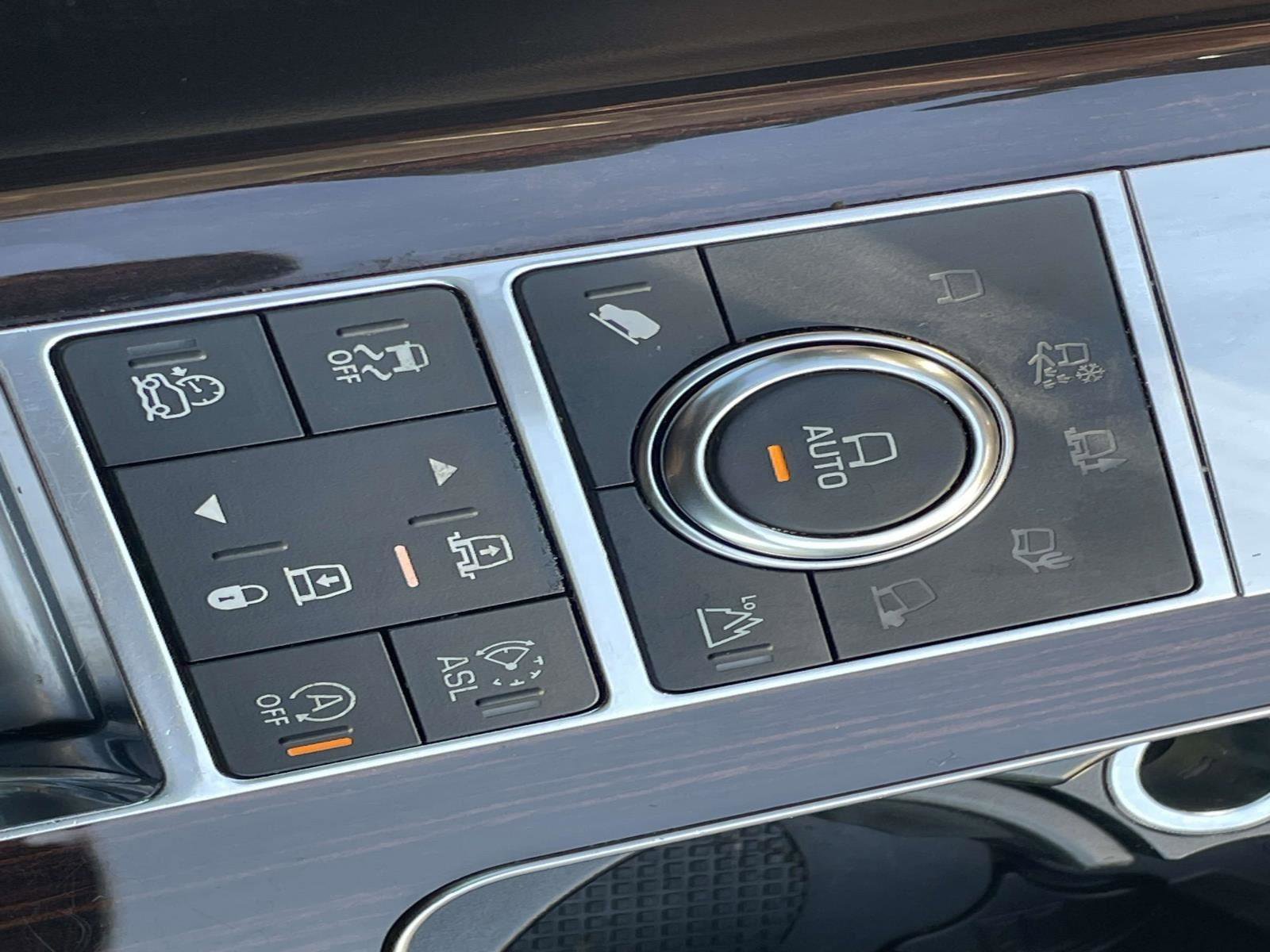 Used 2016 Land Rover Range Rover HSE image 24