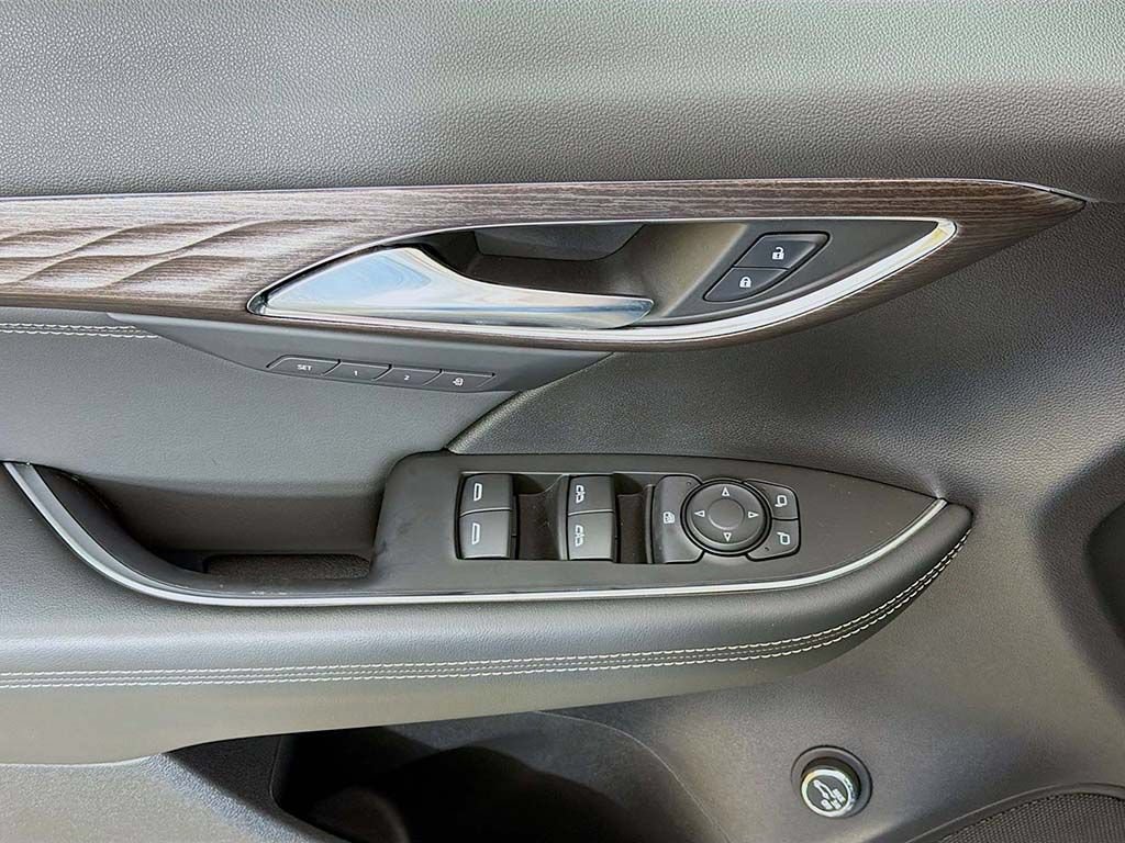 Used 2023 Buick Envision Avenir AWD/4WD image 35