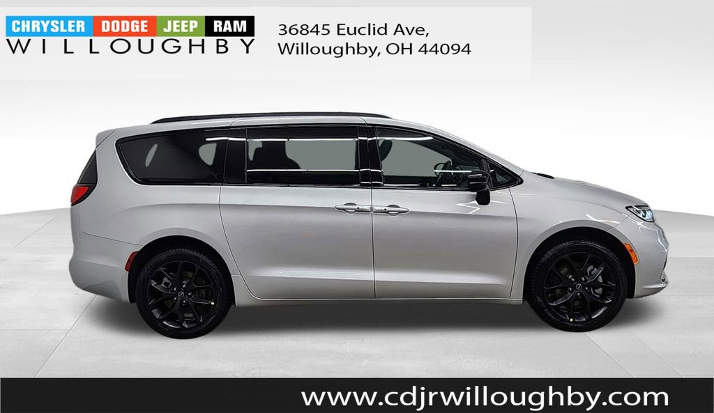 New 2026 Chrysler Pacifica Select w/ S Appearance Package image 4