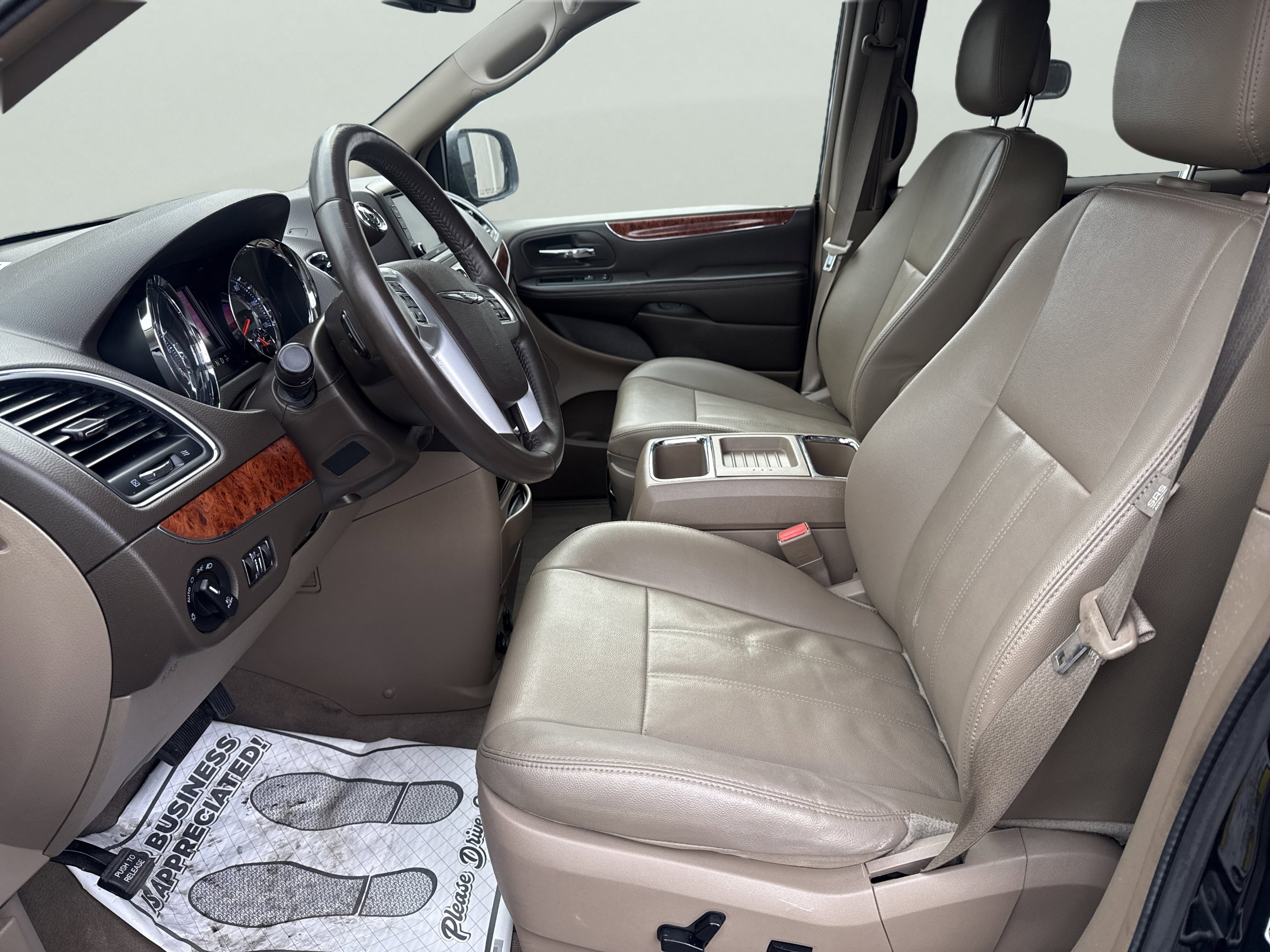 Used 2016 Chrysler Town & Country Touring image 18