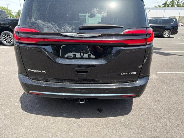 Used 2024 Chrysler Pacifica Limited w/ Trailer Tow Group FWD image 5