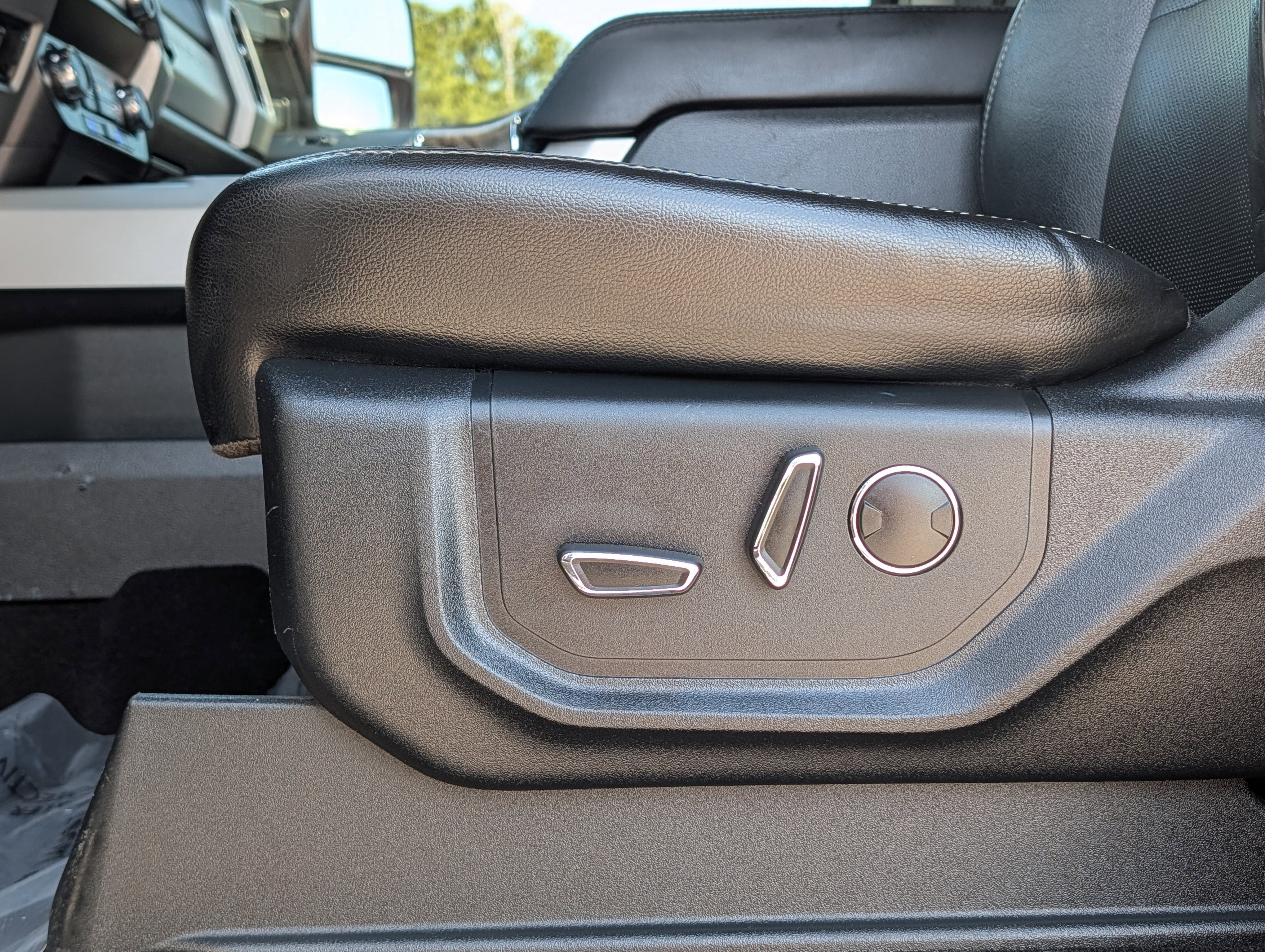 Used 2019 Ford F250 Lariat w/ Lariat Ultimate Package AWD/4WD image 27