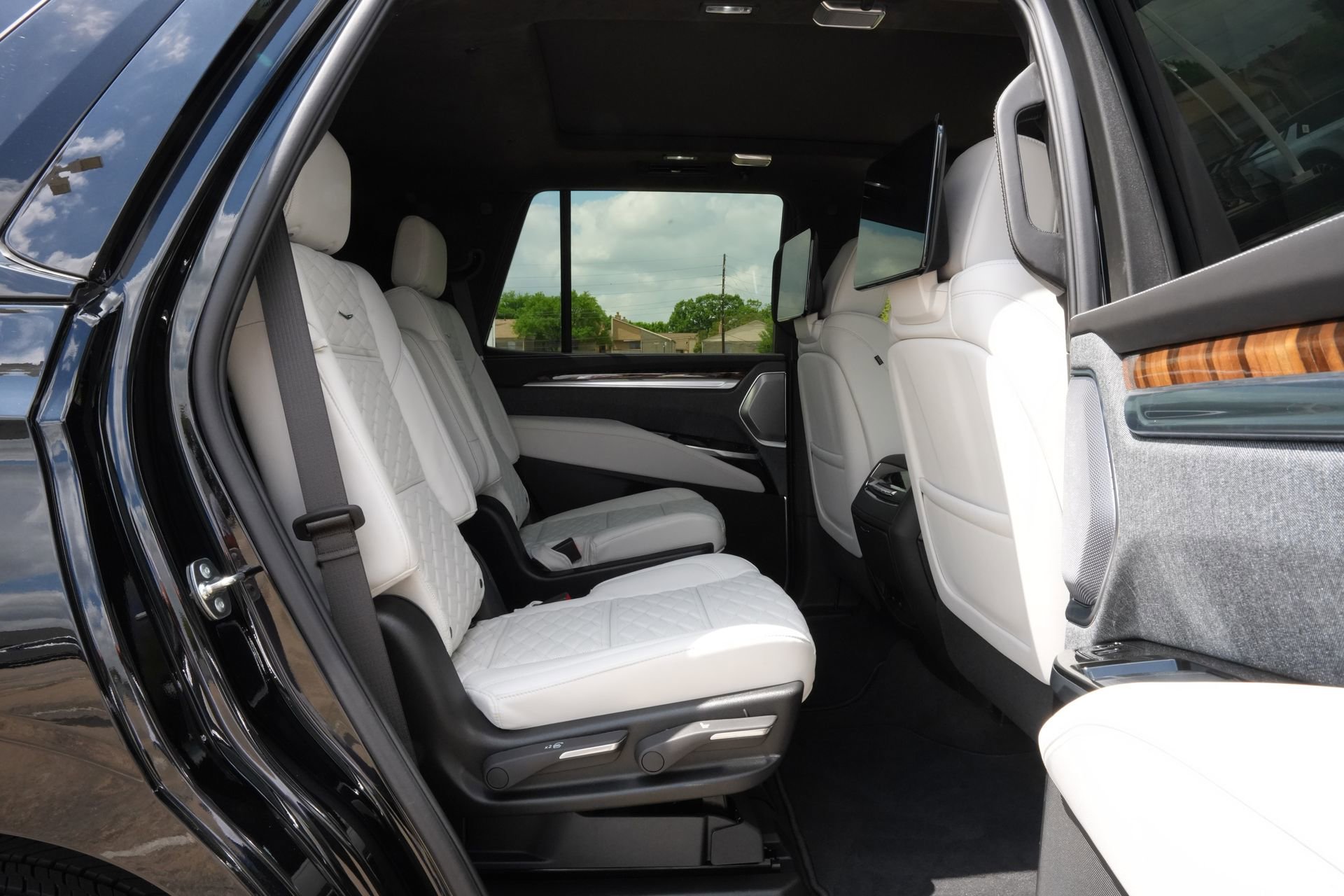 Certified 2026 Cadillac Escalade Platinum Sport w/ LPO, ONYX Package AWD/4WD image 25
