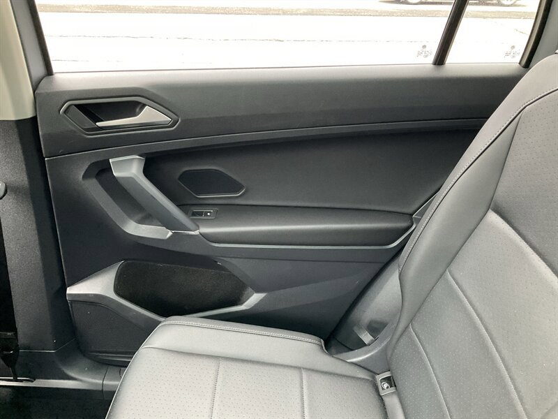 Used 2020 Volkswagen Tiguan SE w/ Panoramic Sunroof Package FWD image 17