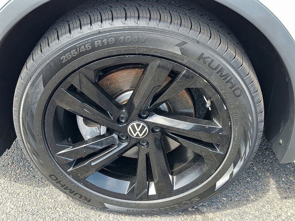 Certified 2023 Volkswagen Tiguan SE R-Line FWD image 9