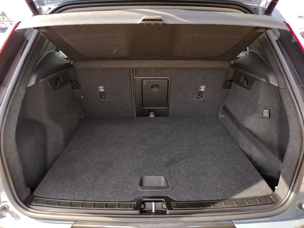 Used 2020 Volvo XC40 T4 Momentum FWD image 17