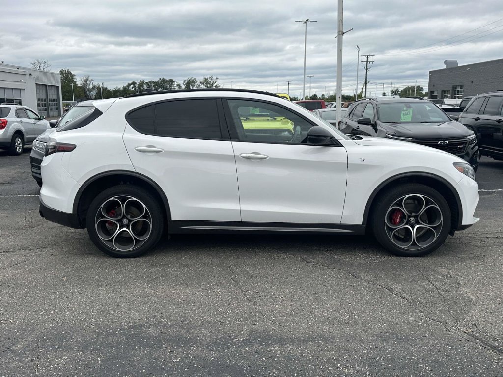 Used 2024 Alfa Romeo Stelvio Ti AWD/4WD image 2