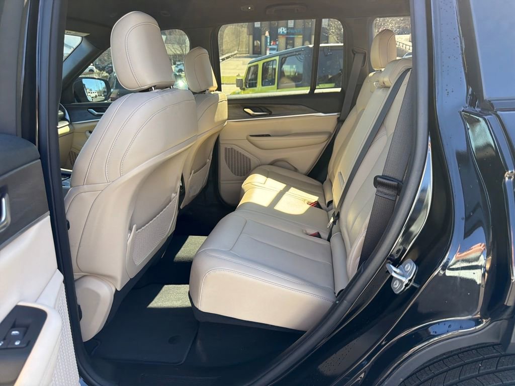 Used 2023 Jeep Grand Cherokee Limited image 22