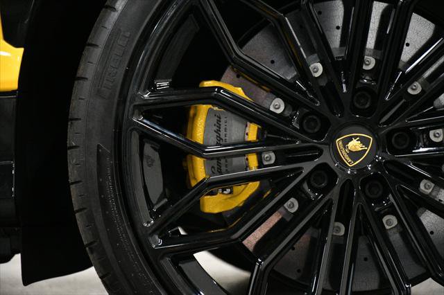 Used 2025 Lamborghini Urus SE AWD/4WD image 9