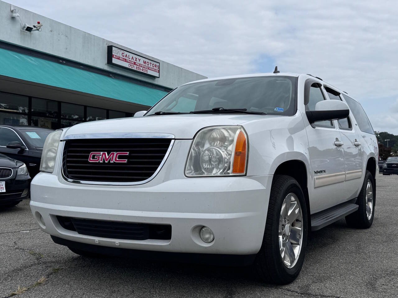 Used 2010 GMC Yukon XL SLT w/ SLT-2 Equipment Package AWD/4WD image 1