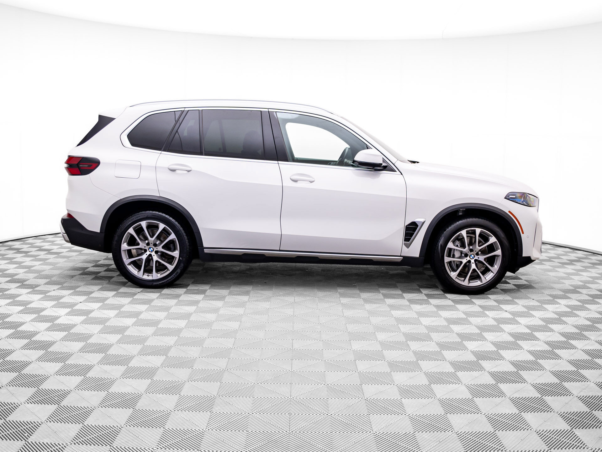 Used 2024 BMW X5 xDrive40i w/ Premium Package AWD/4WD image 6