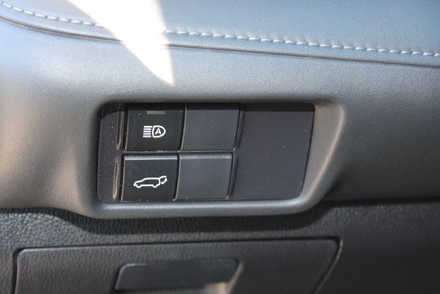 Used 2020 Toyota Highlander LE FWD image 12