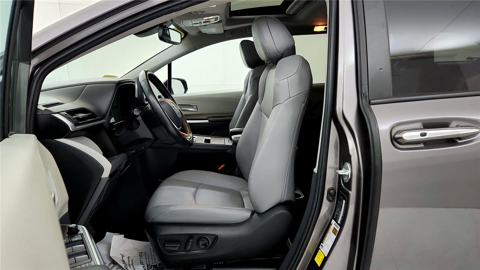 Used 2024 Toyota Sienna XLE image 26