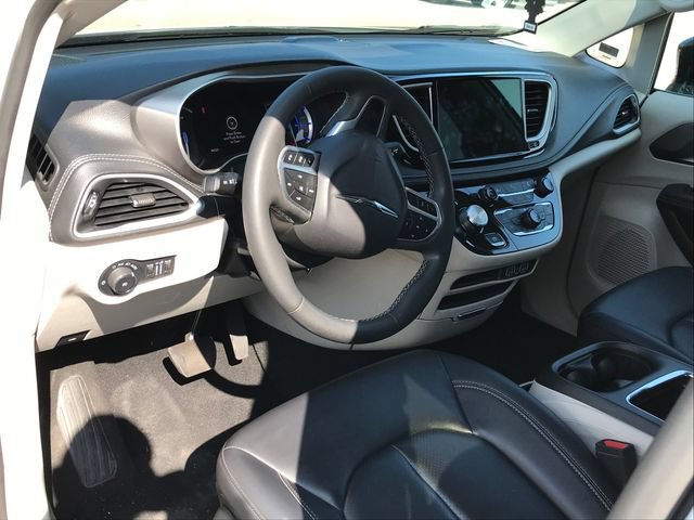 Used 2024 Chrysler Pacifica Limited FWD image 3