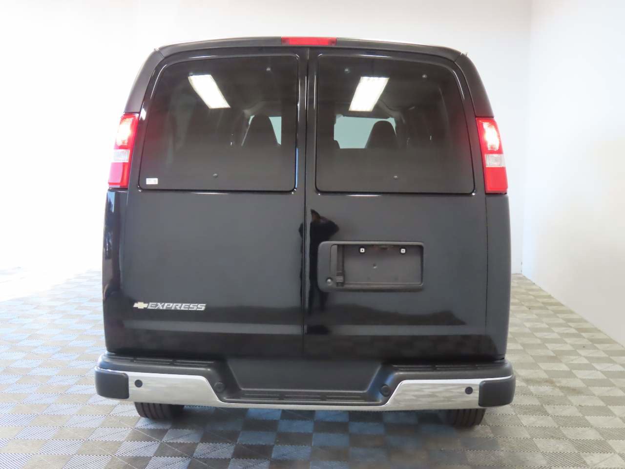 Used 2024 Chevrolet Express 3500 LT w/ LT Preferred Equipment Group image 4