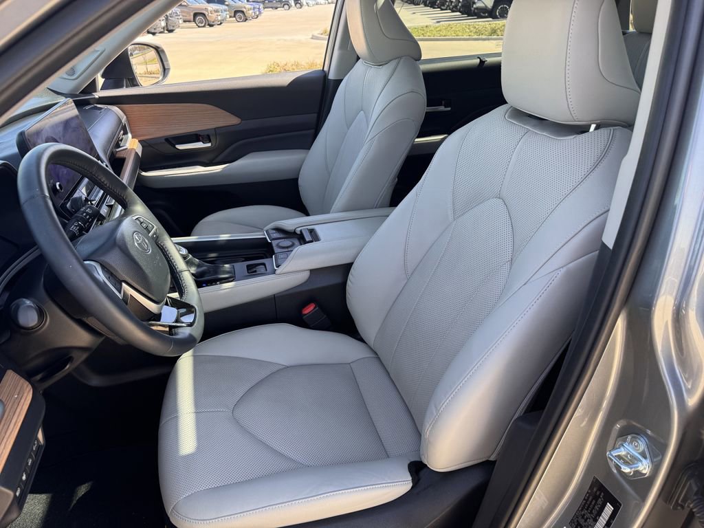 Used 2025 Toyota Grand Highlander Limited image 26