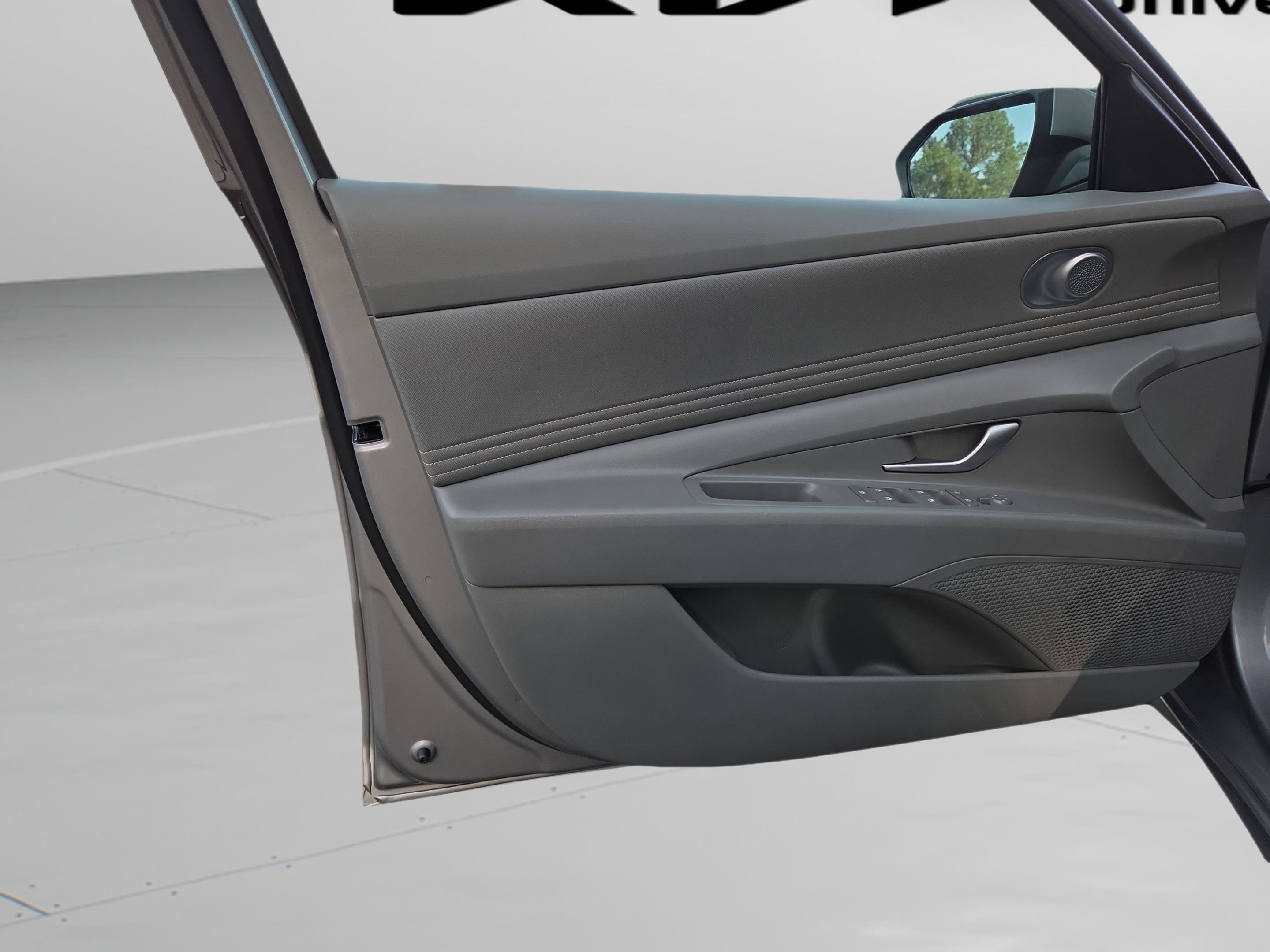 Used 2025 Hyundai Elantra SEL image 29