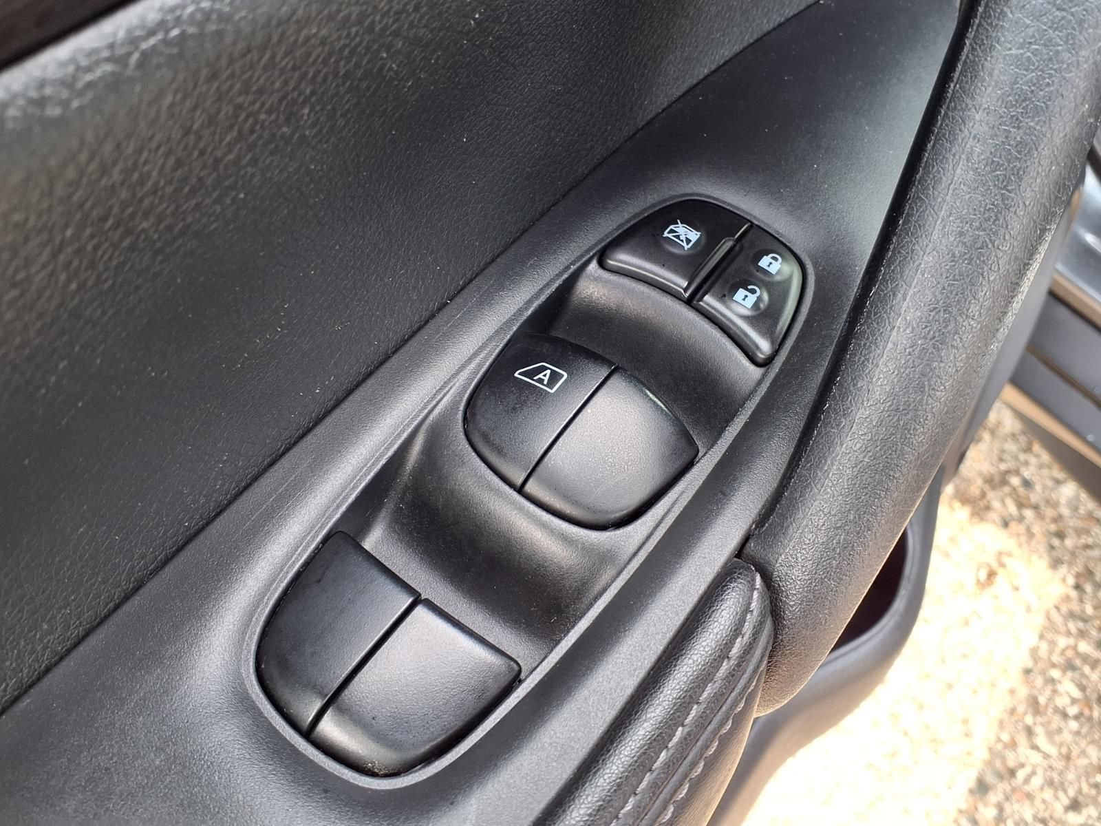 Used 2018 Nissan Rogue SV AWD/4WD image 15