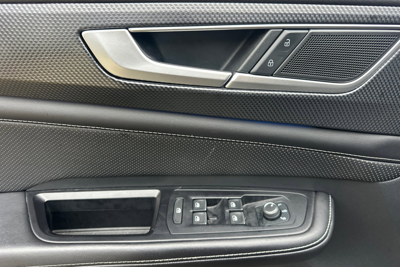 Used 2024 Volkswagen Atlas Cross Sport SEL R-Line image 11