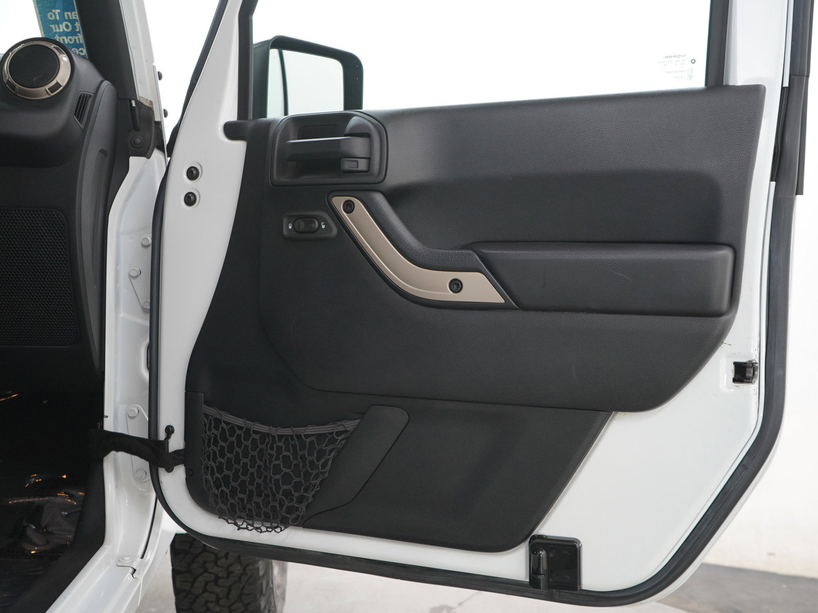 Used 2016 Jeep Wrangler Unlimited Sahara image 9