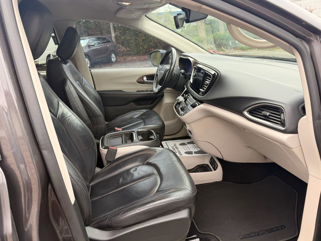 Used 2017 Chrysler Pacifica Touring-L FWD image 32