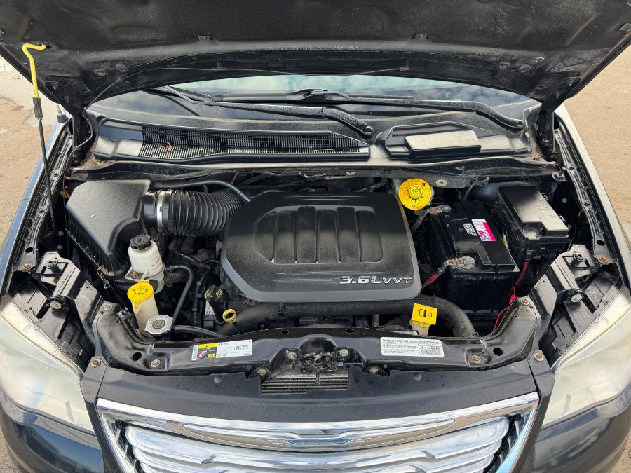 Used 2014 Chrysler Town & Country Touring-L w/ Driver Convenience Group image 25