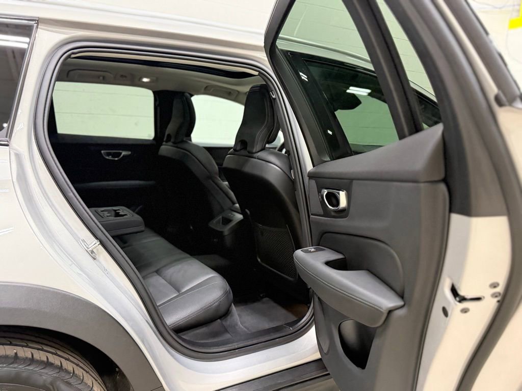 Used 2025 Volvo V60 B5 Cross Country Plus image 46