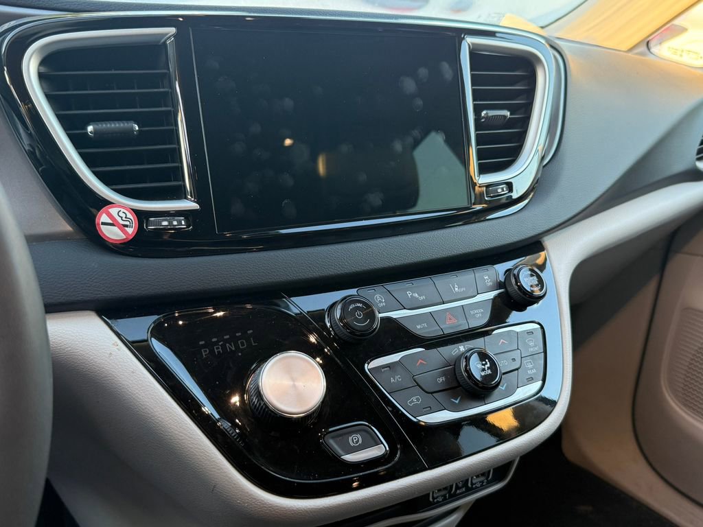 Used 2023 Chrysler Pacifica Touring-L image 14