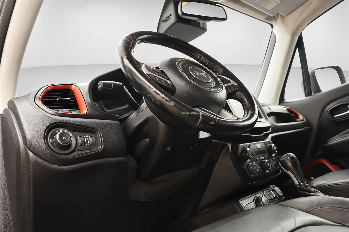 Used 2018 Jeep Renegade Trailhawk AWD/4WD image 27