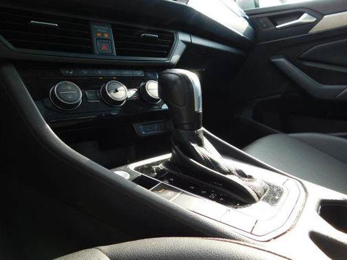 Used 2020 Volkswagen Jetta SE w/ SE Cold Weather Package FWD image 17