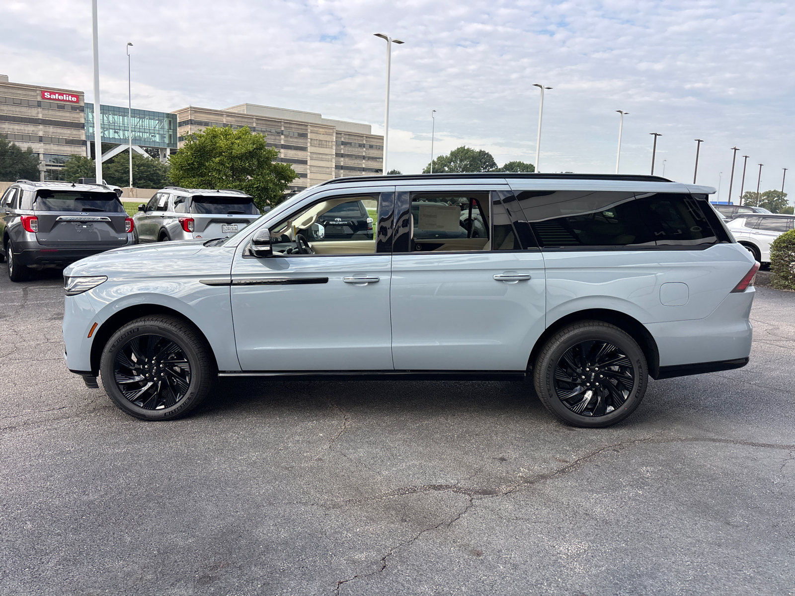 New 2027 Lincoln Navigator L Reserve w/ Jet Appearance Package AWD/4WD image 4