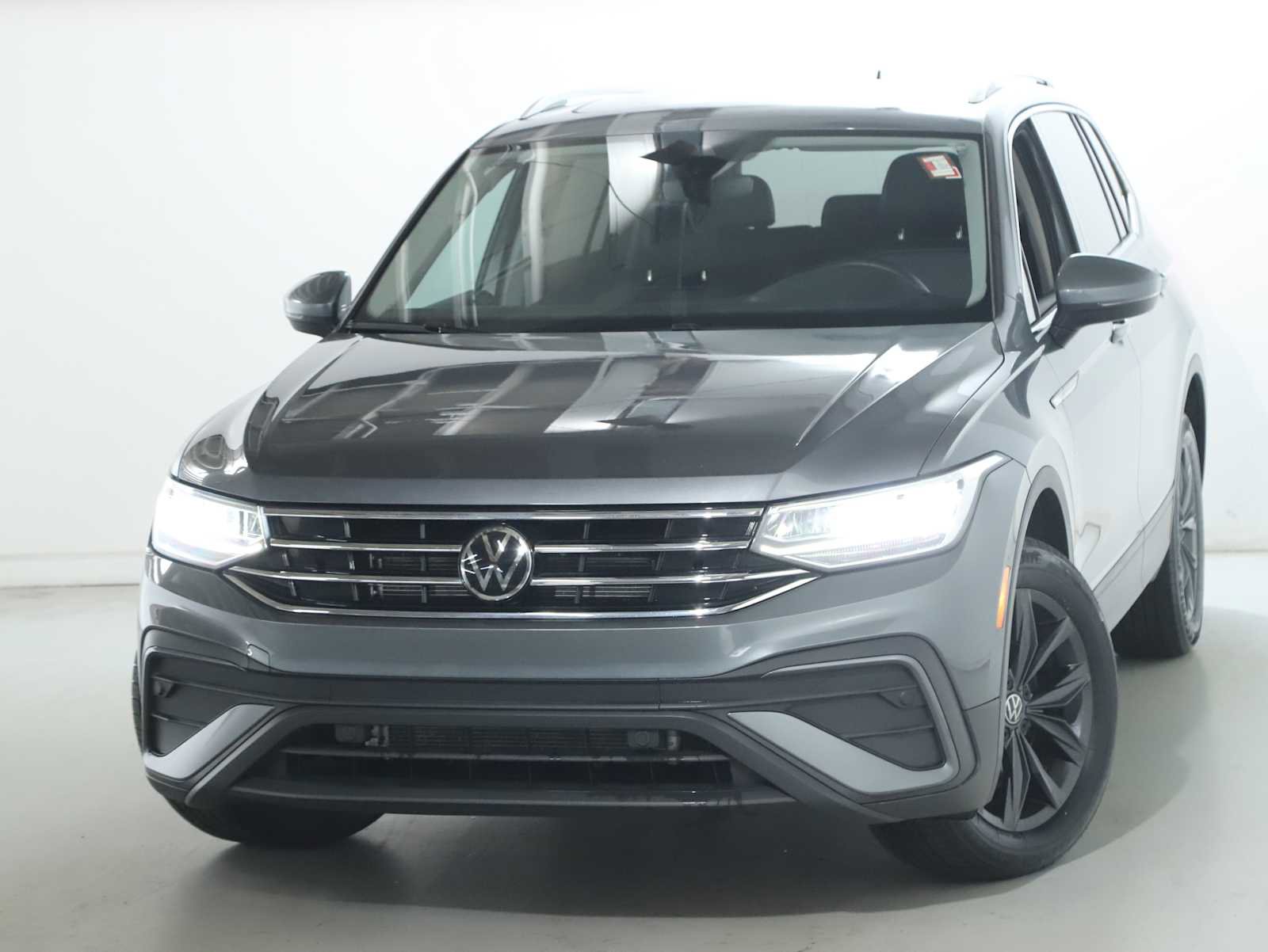 Certified 2024 Volkswagen Tiguan SE w/ Panoramic Sunroof Package AWD/4WD image 3