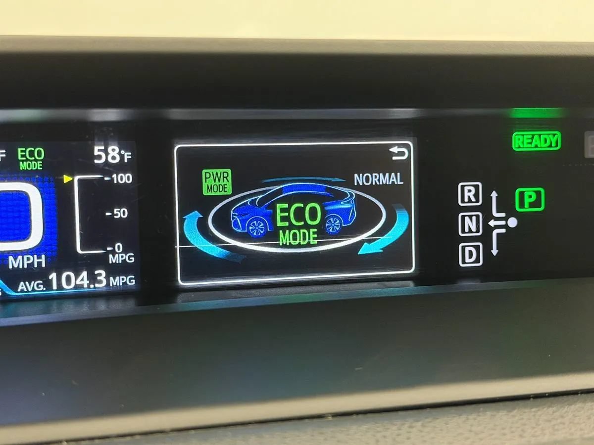 Used 2017 Toyota Prius Prime Advanced FWD image 19
