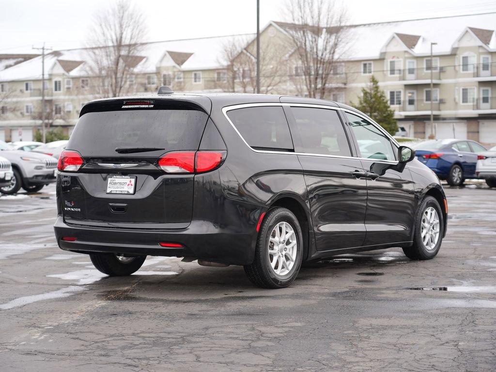 Used 2020 Chrysler Voyager LX FWD image 3