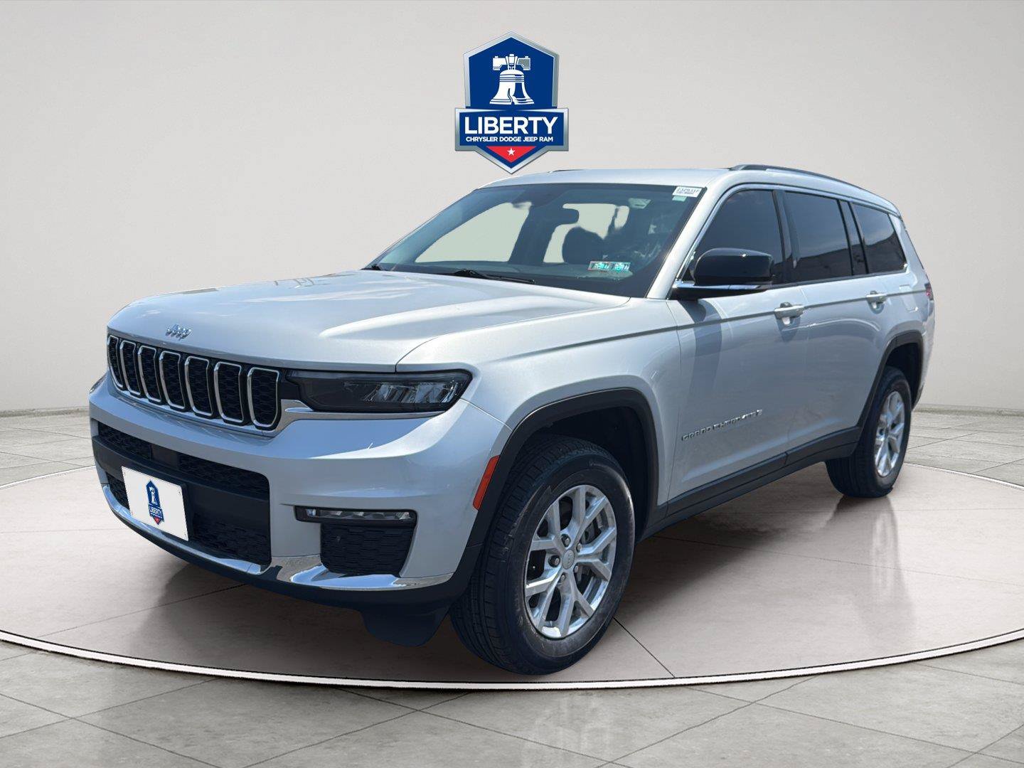Used 2023 Jeep Grand Cherokee L Limited AWD/4WD image 3