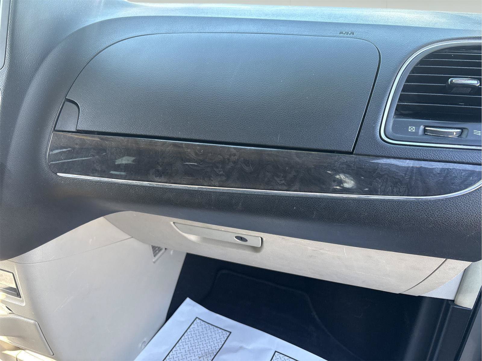 Used 2015 Chrysler Town & Country Touring FWD image 33