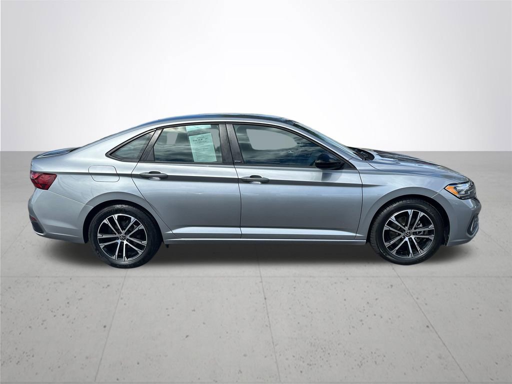 Used 2024 Volkswagen Jetta Sport image 6