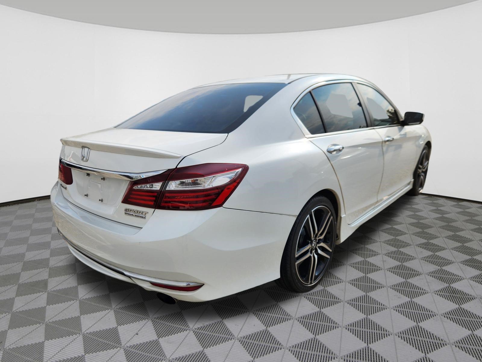 Used 2017 Honda Accord Sport Special Edition image 4