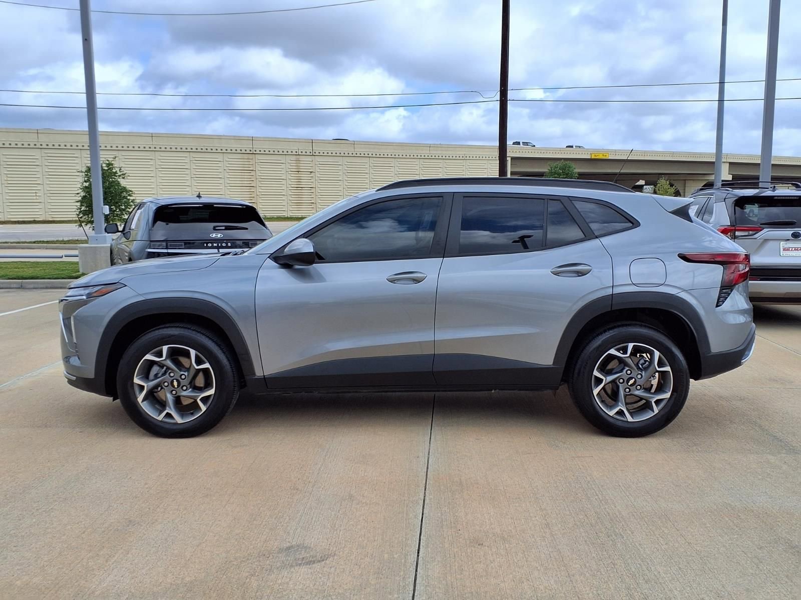 Used 2025 Chevrolet Trax LT FWD image 3