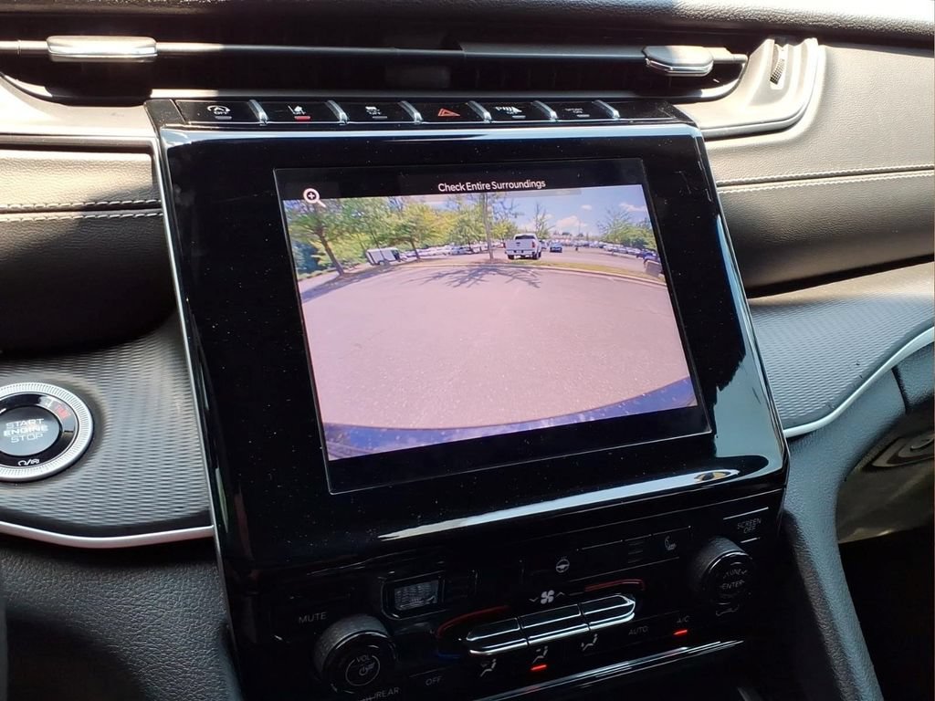 Used 2025 Jeep Grand Cherokee Altitude AWD/4WD image 5