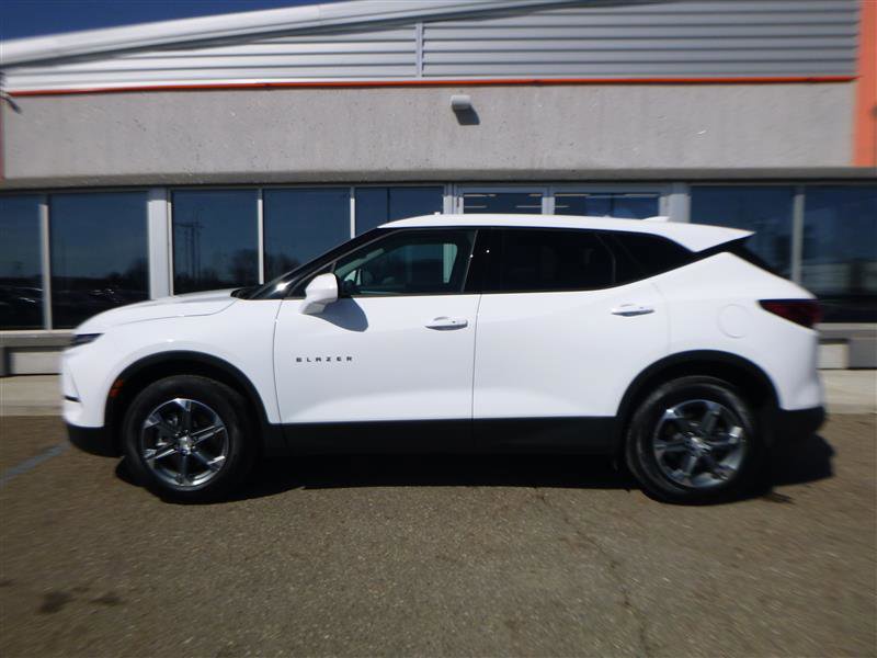 Used 2025 Chevrolet Blazer LT FWD image 2