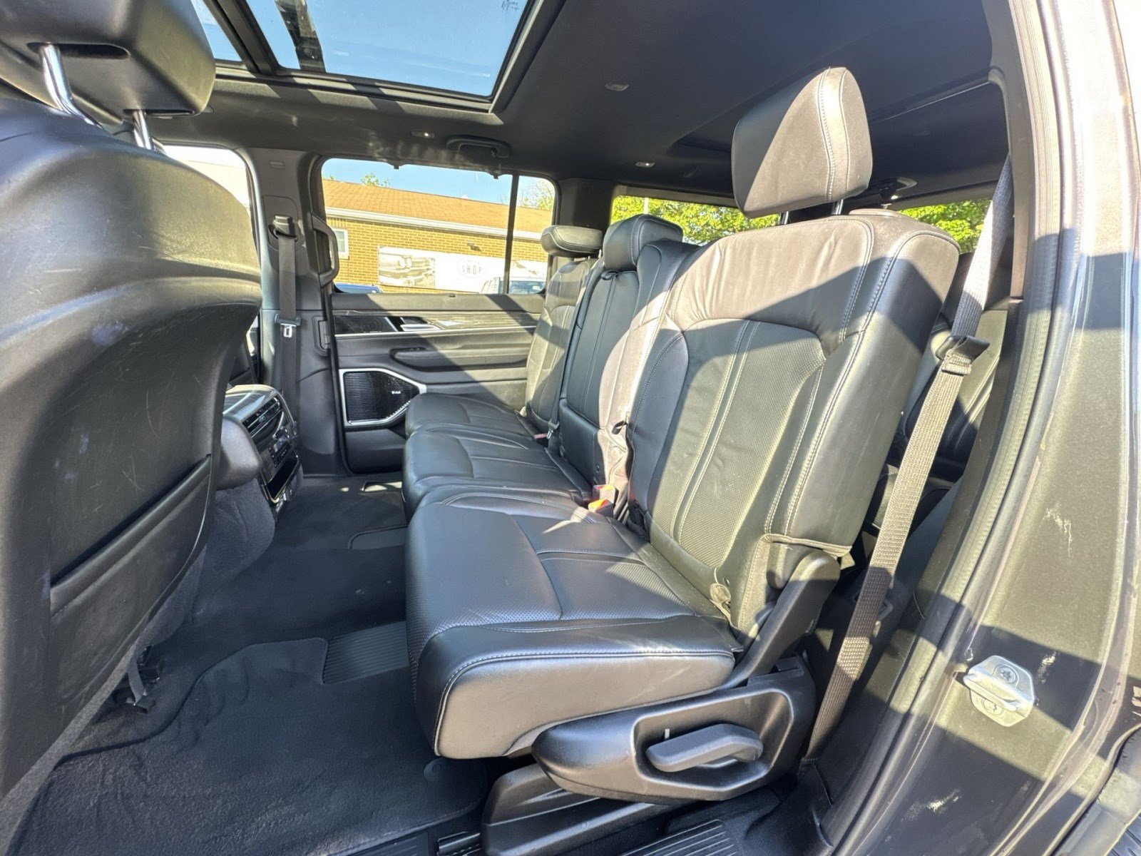 Used 2022 Jeep Wagoneer Series III w/ Premium Group I AWD/4WD image 23
