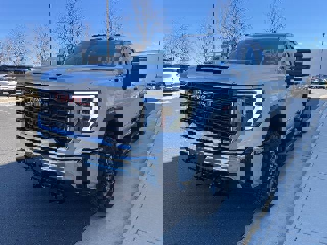 Used 2024 GMC Sierra 2500 Pro w/ Convenience Package image 3