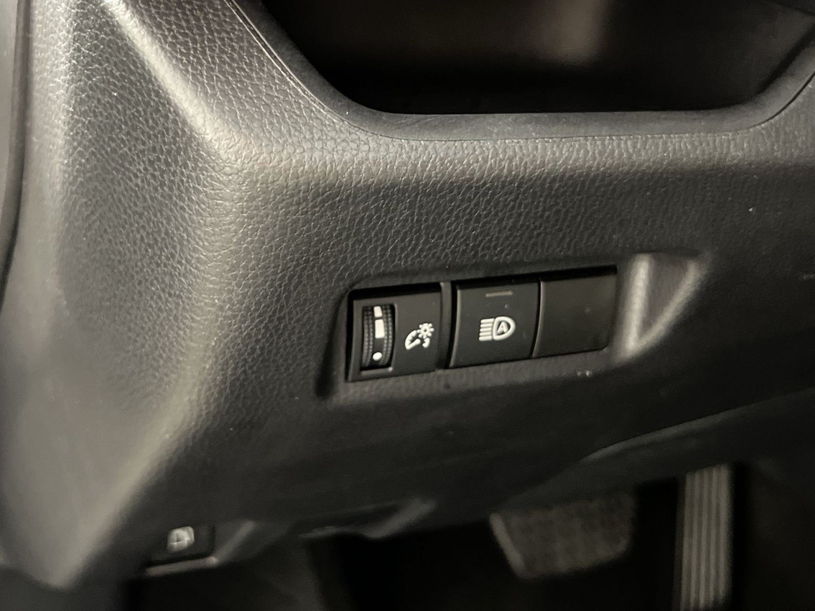Used 2025 Toyota RAV4 XLE AWD/4WD image 31