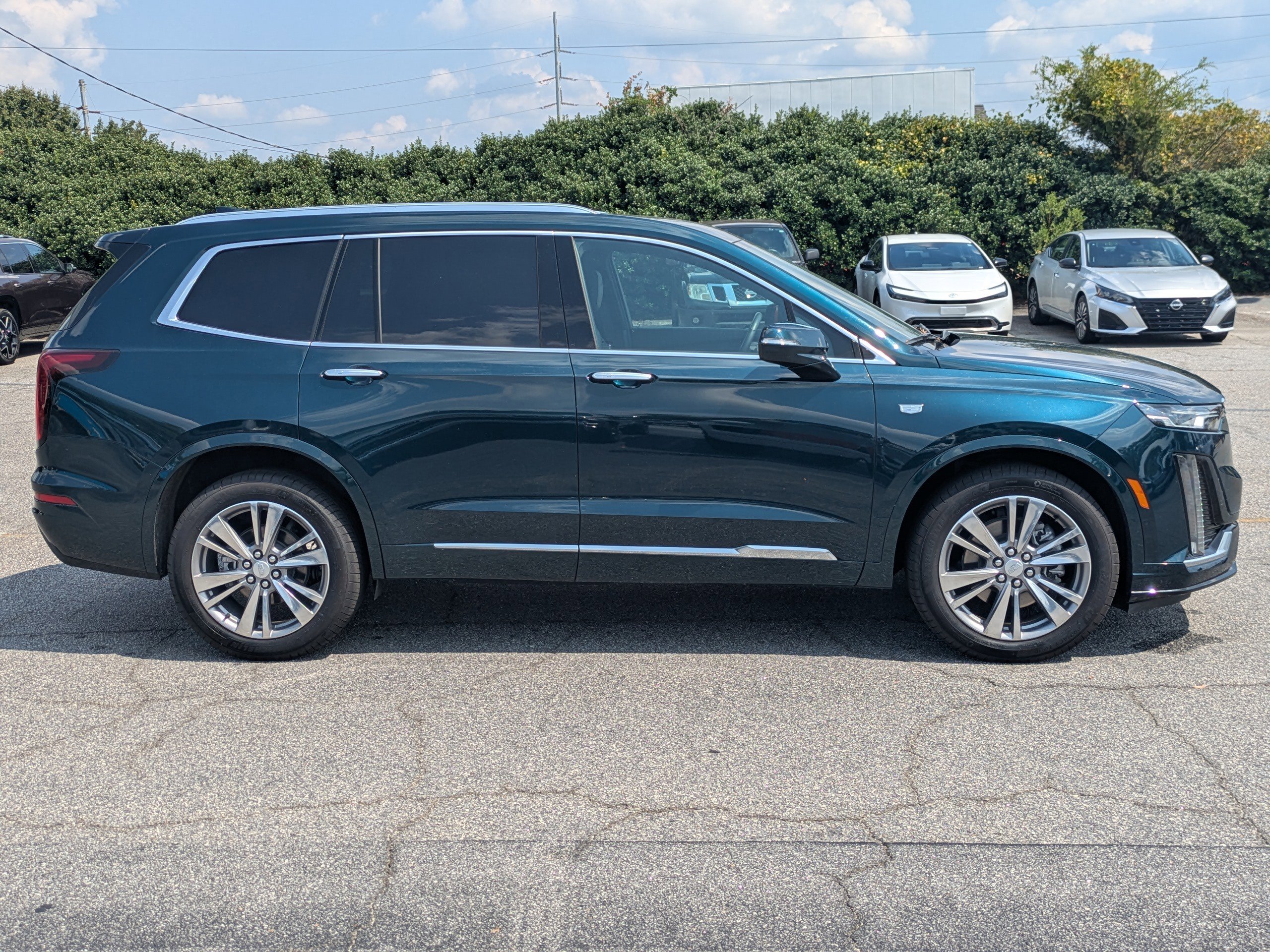 Used 2025 Cadillac XT6 Premium Luxury image 3