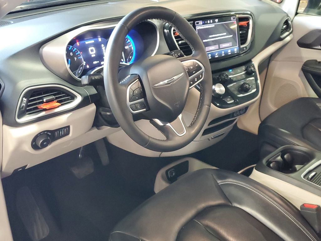 Used 2023 Chrysler Pacifica Touring-L FWD image 15