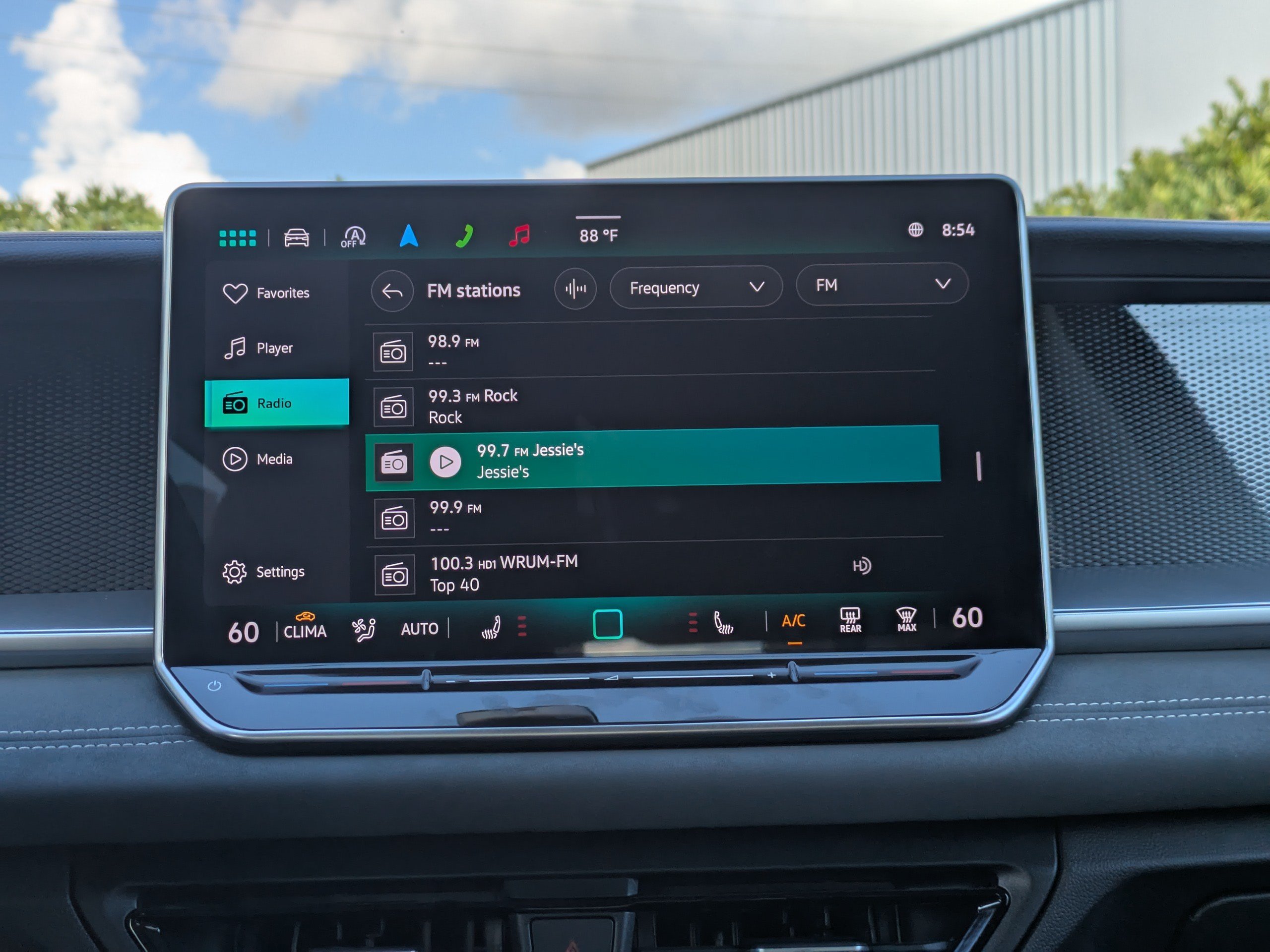 Certified 2025 Volkswagen Tiguan SE FWD image 18
